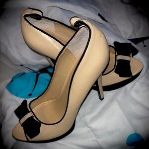 JUST FAB -Open Toe Beige Black Bow Heels Size 7.5